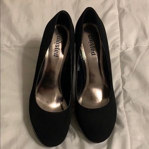 Black Pumps
